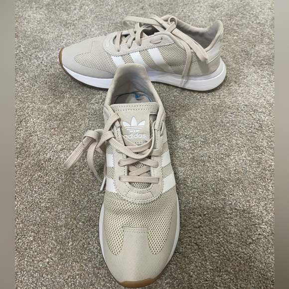 Classic adidas athletic shoe - Picture 1 of 6